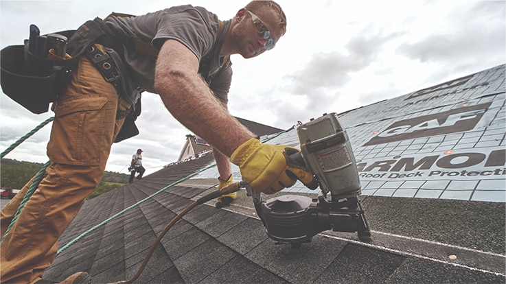 168极速赛车开奖官方开奖 certified roofing contractor installing roofing shingles with nail gun
