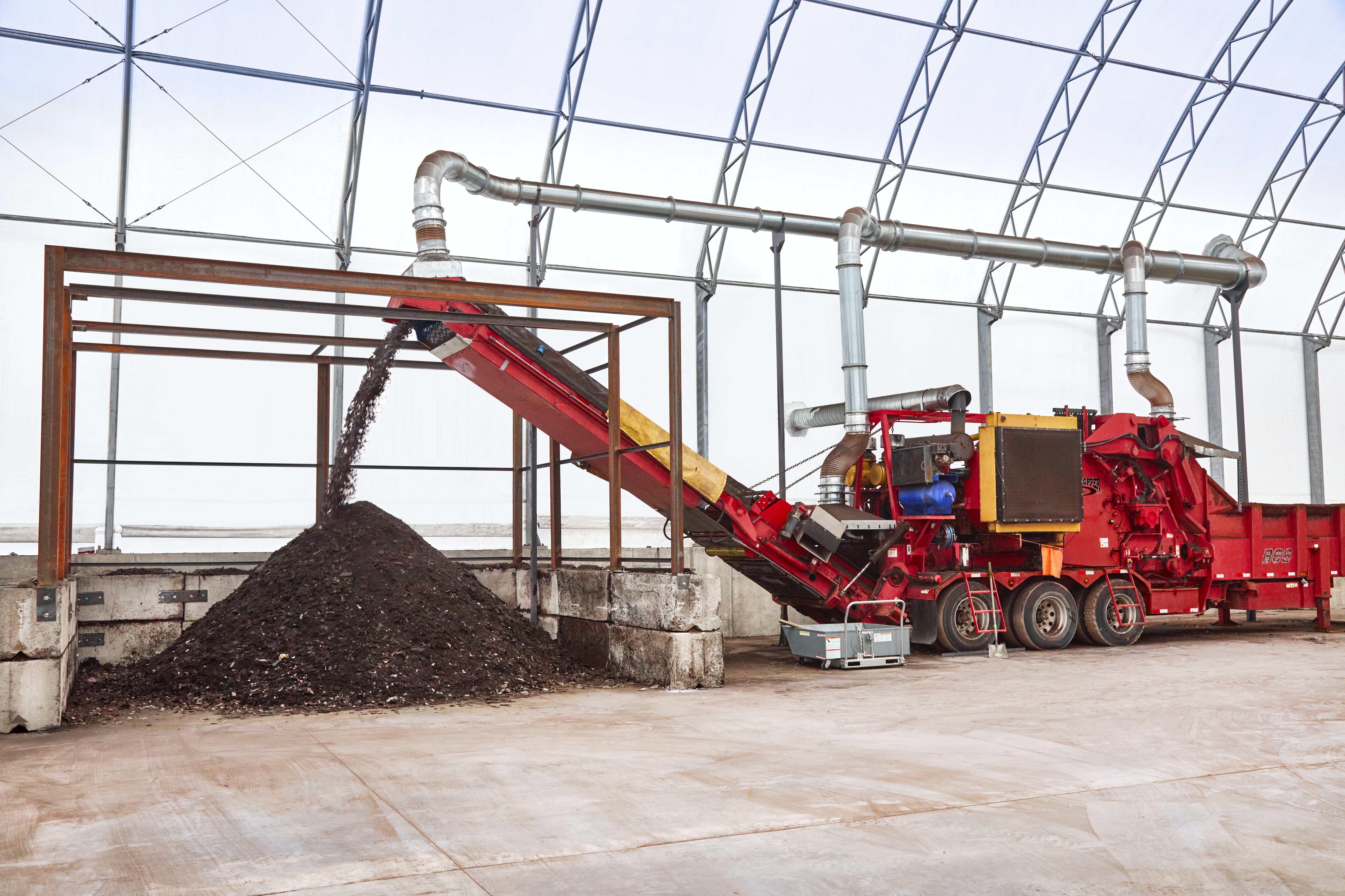 Machine recycling asphalt roof shingles